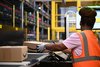 Wolf von Dewitz/dpa | Eine Amazon-Mitarbeiterin an einem Standort des US-Logistikers in Dortmund - ein Job von 40.000 in Deutschland, Tendenz steigend.